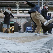 Hơn 500 người ở Tokyo nhập viện vì bị ngã bởi băng tuyết